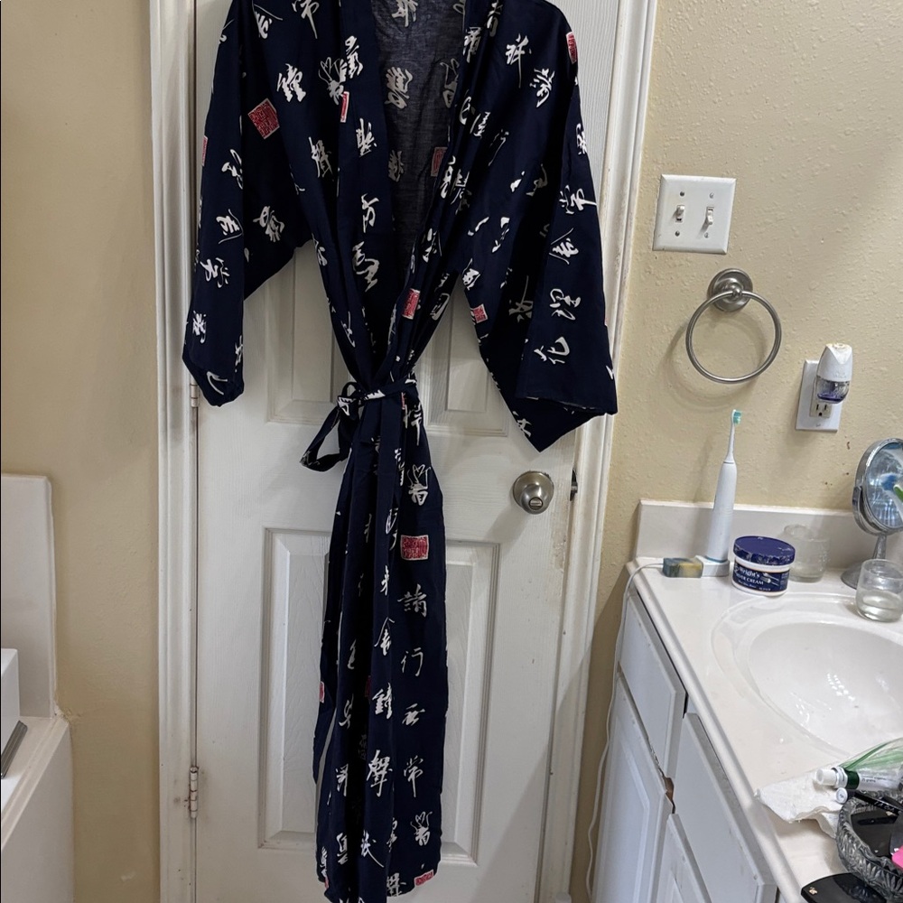 Ichiban 100% cotton kimono Navy and White Graphic. Made in Japan. NWOT